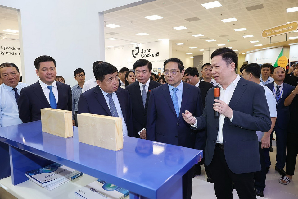 Thủ tướng Phạm Minh Chính tham quan Triển lãm Quốc tế Đổi mới Sáng tạo Việt Nam năm 2023-VIIE 2023. (Ảnh: Dương Giang/TTXVN)