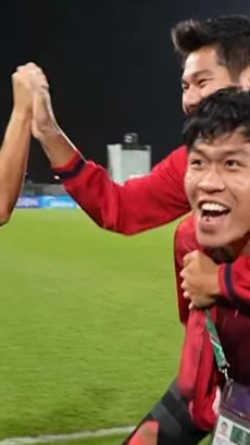 Xúc động hình ảnh Lý Đức cõng Hiểu Minh ăn mừng Huy chương Đồng U23 châu Á