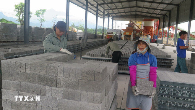 Sản xuất gạch không nung tại xã Xuân Giao, huyện Bảo Thắng (tỉnh Lào Cai). (Ảnh: Hồng Ninh/TTXVN) ttxvn-vat-lieu-xay-dung-2.jpg
