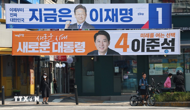 Băng rôn tranh cử Tổng thống của các ứng cử viên Lee Jae-myung (trên) và Lee Jun-seok (dưới) tại Seoul, Hàn Quốc ngày 12/5/2025. (Ảnh: Yonhap/TTXVN) ttxvn-bau-cu-han-quoc.jpg