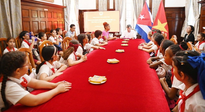 ជំនួបសន្ទនារវាងឯកអគ្គរដ្ឋទូតវៀតណាមប្រចាំនៅគុយបា Le Quang Long និងលោកគ្រូ អ្នកគ្រូ និងសិស្សានុសិស្សនៃសាលាបឋមសិក្សា Vo Thi Thang។ (រូបថត៖ Viet Hung/VNA) hoc-sinh-cuba-lich-su-van-hoa-viet-nam-1-437.jpg