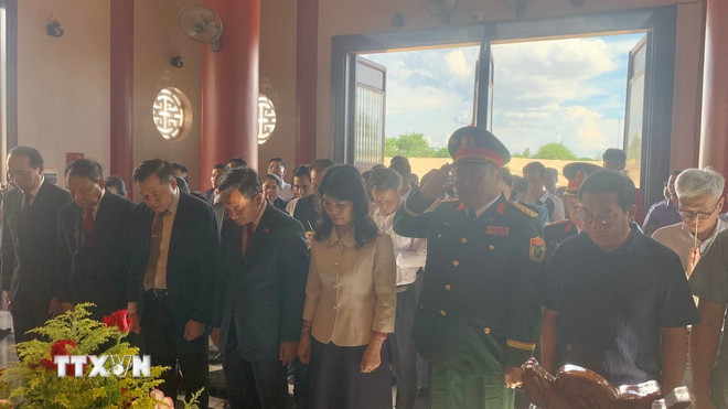 Các đại biểu Việt Nam và Lào mặc niệm, tưởng nhớ Chủ tịch Hồ Chí Minh. (Ảnh: TTXVN) ttxvn-viet-lao-3.jpg