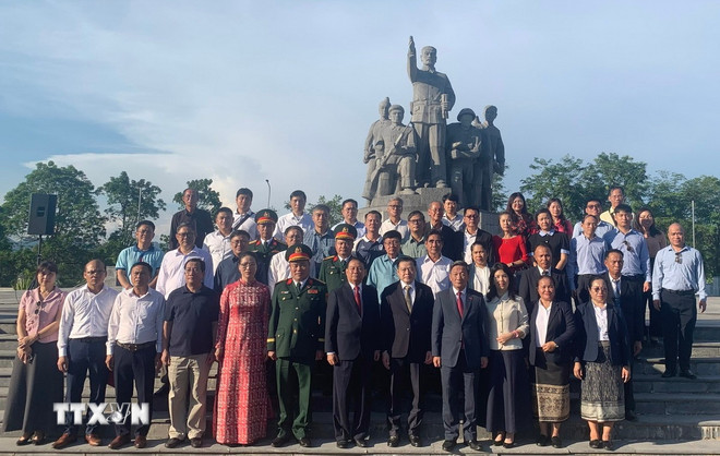 Các đại biểu hai nước Việt Nam-Lào chụp ảnh kỷ niệm tại Tượng đài Liên minh chiến đấu Lào-Việt Nam ở tỉnh Khammouane. (Ảnh: Xuân Tú/TTXVN) ttxvn-viet-lao-4-5567.jpg