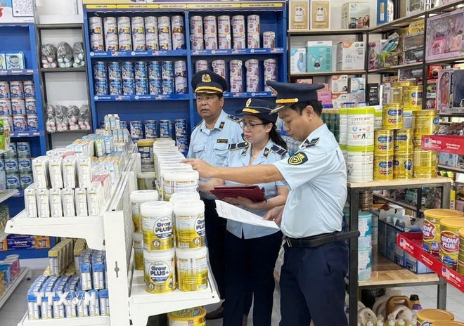 Đấu tranh với hàng giả, hàng lậu, từ ngày 15/5-3/6 vừa qua, Chi cục Quản lý thị trường tỉnh Yên Bái đã xử phạt vi phạm hành chính 19 vụ, với số tiền phạt trên 182 triệu đồng và tiêu hủy số hàng hóa trị giá gần 186 triệu đồng. (Ảnh: Đinh Thùy/TTXVN) ttxvn-chong-hang-gia-2.jpg