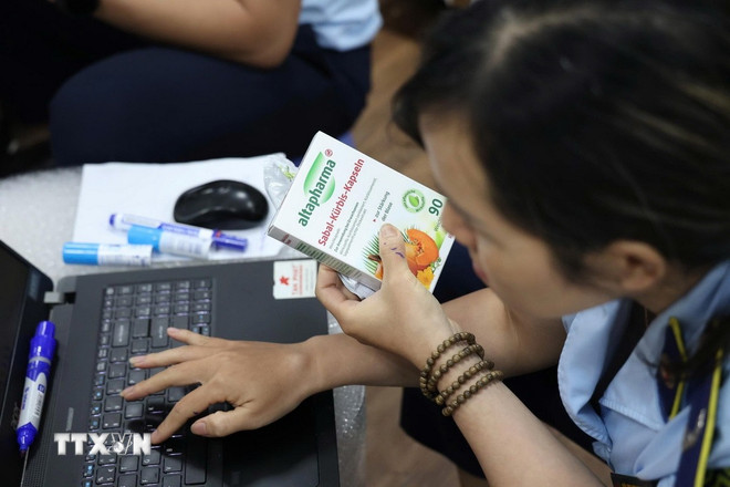 Lực lượng chức năng kiểm tra kho hàng, thu giữ hàng nghìn sản phẩm sữa, thực phẩm chức năng, mỹ phẩm nhập lậu tại một địa điểm ở phố Bạch Mai, quận Hai Bà Trưng (Hà Nội), ngày 13/6 vừa qua. (Ảnh: Trần Việt/TTXVN)
