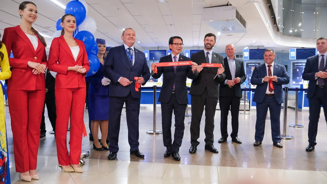 טקס גזירת סרט לחנוכת הטיסה הישירה הראשונה בין בלארוס לווייטנאם (מינסק-פו קוק). (צילום: VNA) duong-bay-minsk-phu-quoc-1.jpg