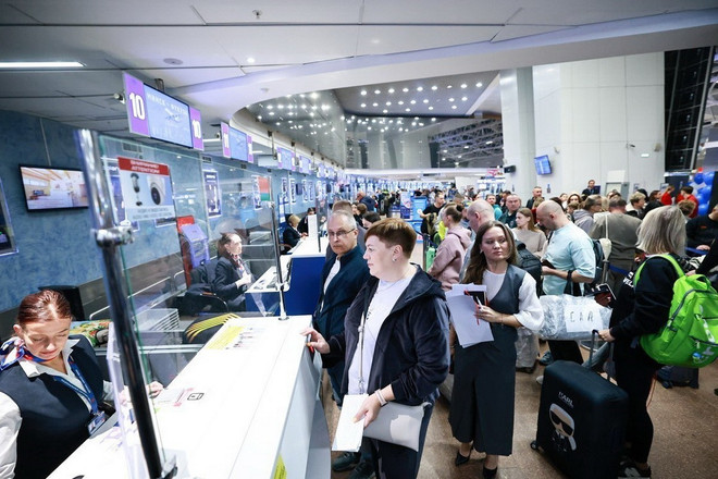 הנוסעים הראשונים בטיסה הישירה ממינסק לפו קוק. (צילום: VNA) duong-bay-minsk-phu-quoc-3.jpg