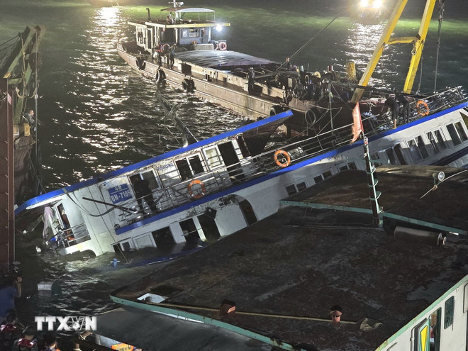 Tàu Vịnh Xanh 58 cơ bản được trục vớt lên mặt nước lúc 1h30 ngày 20/7/2025. (Ảnh: Thanh Vân/TTXVN) ttxvn-tau-du-lich-ha-long-3.jpg