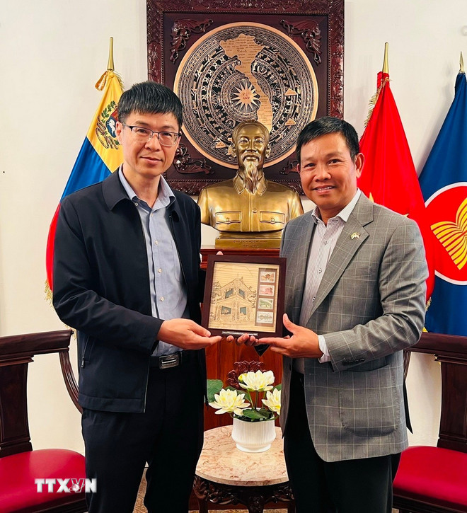 Giáo sư-Tiến sỹ Từ Minh Phương tặng quà lưu niệm cho Đại sứ Việt Nam tại Venezuela Vũ Trung Mỹ. (Ảnh: TTXVN phát) ttxvn-viet-nam-venezuela-2.jpg