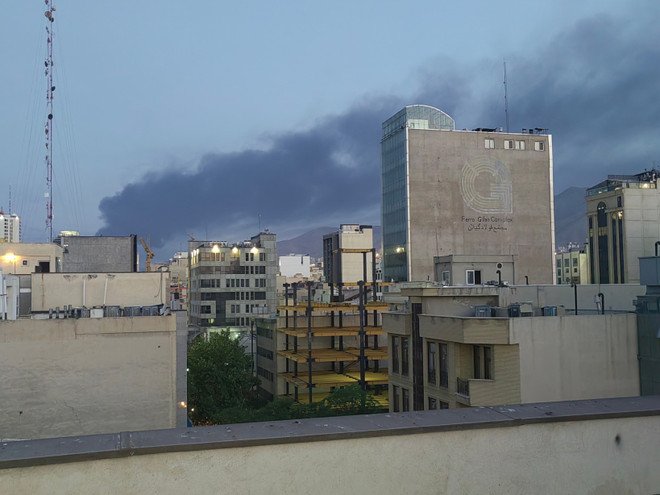 Khói bốc lên sau một cuộc không kích tại Tehran (Iran). (Ảnh: THX/TTXVN) iran-1.jpg