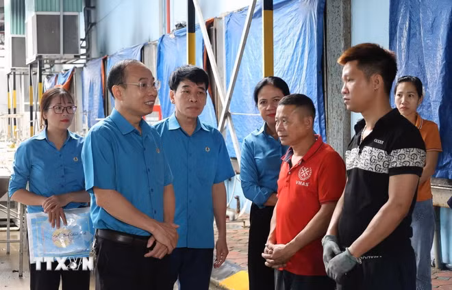 ttxvn-bac-giang-ho-tro-nguoi-lao-dong-hoa-hoan-2.jpg