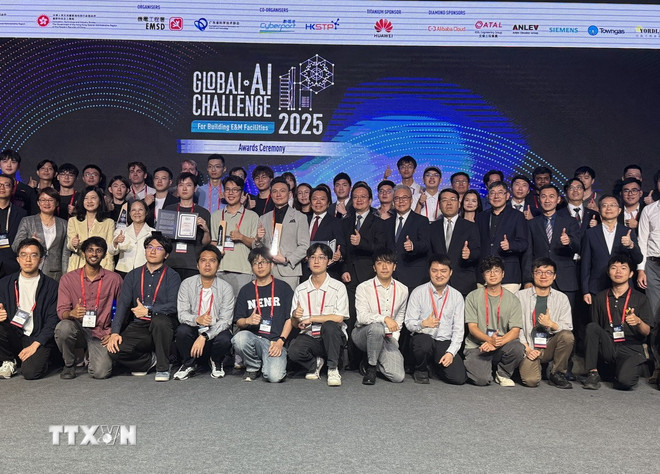 Các đội chụp ảnh kỷ niệm tại lễ trao giải cuộc thi Global AI Challenge tại Hong Kong. (Ảnh: Mạc Luyện/TTXVN) ttxvn-ky-su-viet-giai-nhat-cuoc-thi-ai-tai-hong-kong-2.jpg