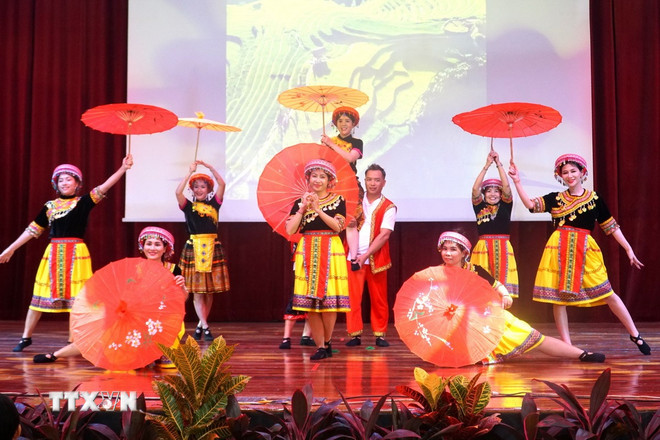 A traditional Vietnamese dance performance at the Cultural Exchange Night connecting Vietnam-Malaysia friendship, organized by the Malaysia-Vietnam Friendship Association and the University of Malaya last August. (Photo: Hang Linh/VNA) ttxvn-huu-nghi-viet-nam-malaysia.jpg
