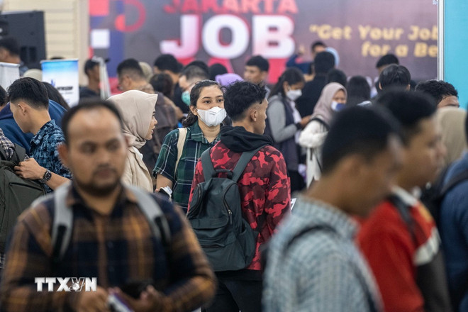 Người dân tham gia một hội chợ việc làm. (Ảnh: THX/TTXVN) ttxvn-that-nghiep-indonesia.jpg