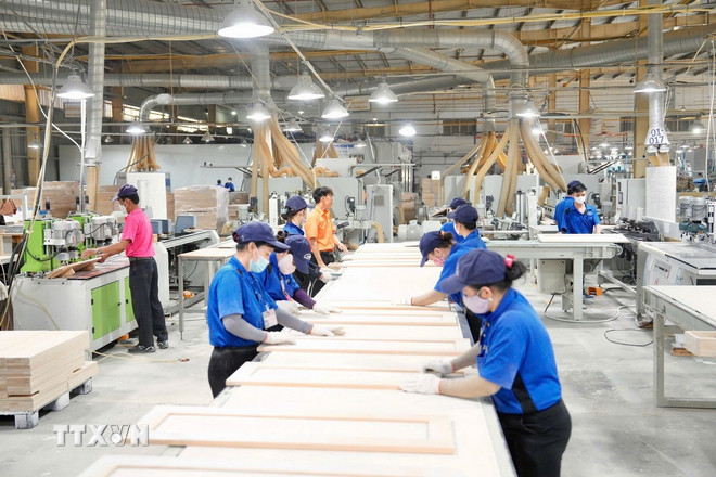 Hoạt động sản xuất tại nhà máy của Công ty Trách nhiệm Hữu hạn Kỹ nghệ Cửa Ý-Á Châu ở thành phố Tân Uyên (Bình Dương). (Ảnh: TTXVN phát) ttxvn-kinh-te-tu-nhan-3.jpg