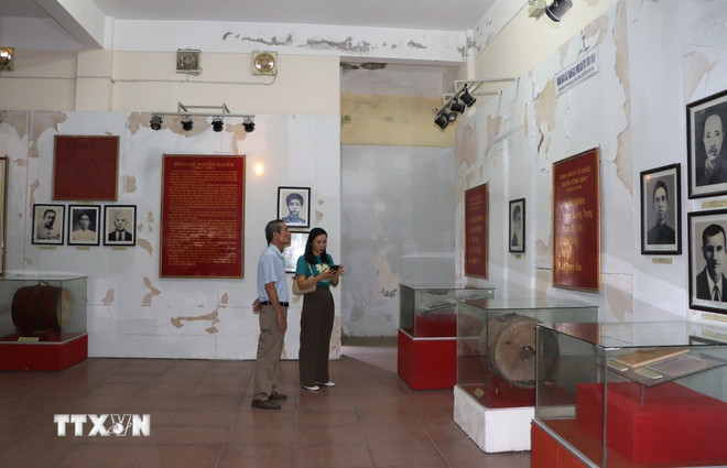 Tầng 2 của bảo tàng phải tạm dừng đón khách do các hạng mục bị hư hỏng nặng. (Ảnh: Đinh Hương/TTXVN) ttxvn-bao-tang-tong-hop-tinh-quang-ngai-21.jpg
