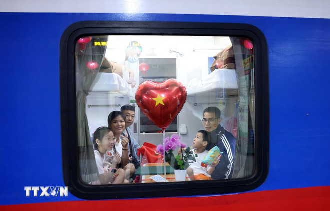 Hành khách trên một chuyến tàu xuất phát tại Ga Hà Nội tối 29/4 vừa qua. (Ảnh: Quốc Khánh/TTXVN) ttxvn-tau-thong-nhat-bac-nam.jpg