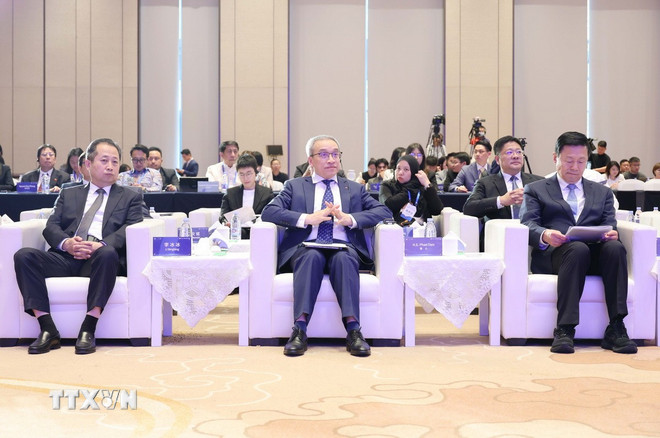 Deputy Minister of Culture, Sports and Tourism Phan Tam (center) and delegates from ASEAN countries and China attend the Forum. (Photo: Cong Tuyen/VNA) ttxvn-hop-tac-truyen-thong-asean-trung-quoc-2.jpg