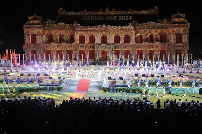 Das abschließende Kunstprogramm des Hue Festivals 2024 bringt die Teilnahme vieler internationaler Kunstgruppen zusammen. (Foto: Dinh Ngoc Lien/VNA) di-san-van-hoa-9103.jpg