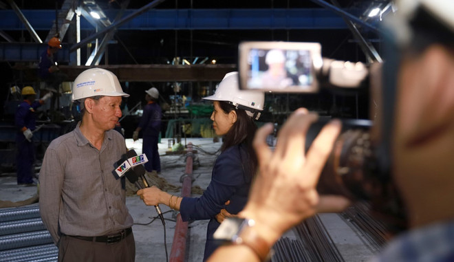Công nghệ khó thay thế được việc tác nghiệp tại hiện trường của đội ngũ phóng viên các cơ quan báo chí. (Ảnh: Xuân Triệu/TTXVN) bao-chi-2.jpg