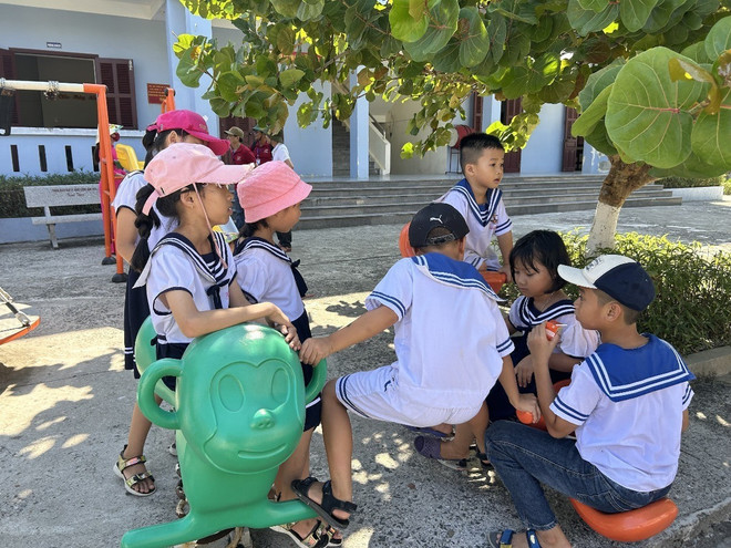 Trẻ em vui chơi ở đảo Sinh Tồn. (Ảnh: Diệu Thúy/TTXVN) truong-sa-1-5388.jpg