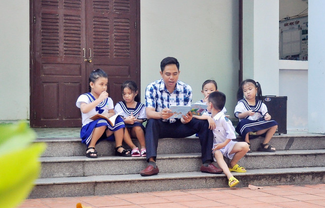 Thầy giáo Cao Văn Truyền đọc thơ cho các em nhỏ tại Trường tiểu học Trường Sa. (Ảnh: Diệu Thúy/TTXVN) truong-sa-2-475.jpg