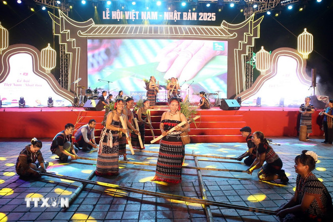 Đồng bào dân tộc Cơ Tu biểu biễn giao lưu nghệ thuật tại Lễ hội. (Ảnh: Trần Lê Lâm/TTXVN) ttxvn-le-hoi-viet-nam-nhat-ban-3.jpg
