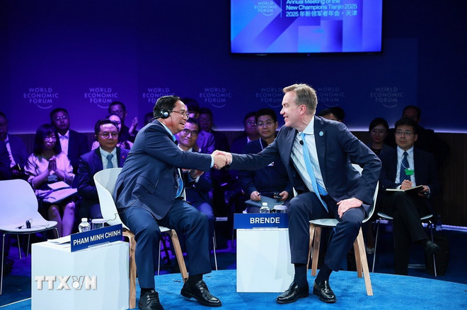 팜 민 찐 총리가 세계경제포럼(WEF) 보르게 브렌데 회장 겸 CEO와 정책 대화에 참석하고 있다. (사진: 즈엉 지앙/VNA) ttxvn-thu-tuong-pham-minh-chinh-wef-thien-tan.jpg