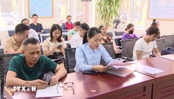 Người dân chờ làm thủ tục đất đai tại quận Nam Từ Liêm (Hà Nội). (Ảnh: TTXVN phát) ttxvn-ha-noi-dang-ky-dat-dai-2.jpg