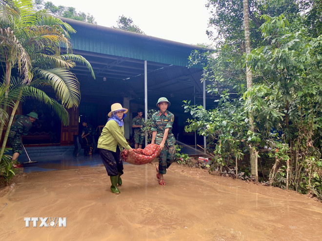 Lực lượng quân đội giúp người dân xã Cẩm Mỹ (huyện Cẩm Xuyên, tỉnh Hà Tĩnh) di dời đồ đạc, (Ảnh: Hữu Quyết/TTXVN) ttxvn-20250525-ha-tinh-mua-lu-ho-tro-nguoi-dan-10.jpg