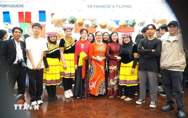Teacher Nguyen Thuy Thien Huong (fourth, right) takes a souvenir photo with students. (Photo: Hang Linh/VNA) ttxvn-lan-toa-tieng-viet-malaysia-3.jpg