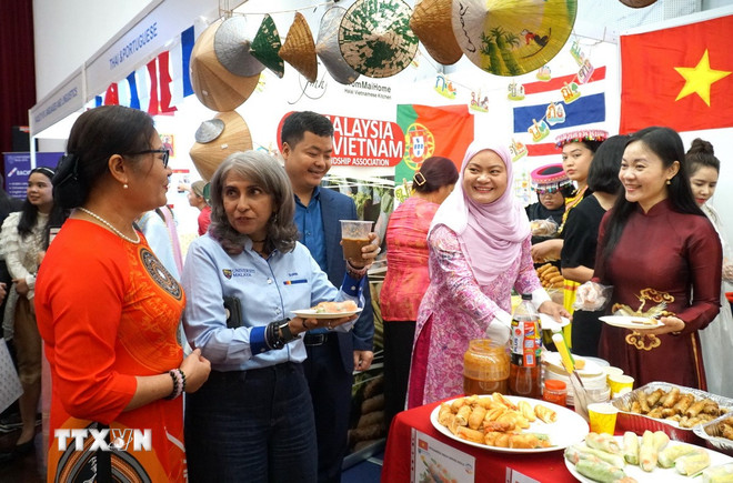 Introducing Vietnamese coffee with Professor Sirinderpal Kaur, Head of the Department of Languages and Linguistics at the University of Malaya (second from left). (Photo: Hang Linh/VNA) ttxvn-lan-toa-tieng-viet-malaysia-2.jpg