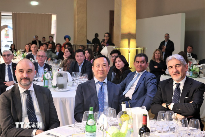 Đại sứ Việt Nam tại Italy Dương Hải Hưng (giữa) và các đại biểu tham dự sự kiện. (Ảnh: Dương Hoa/TTXVN) ttxvn-du-lich-viet-nam-italy-3.jpg