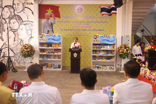 Phó Giáo sư-Tiến sỹ Nguyễn Văn Tùng - Phó Tổng Biên tập Nhà xuất bản Giáo dục Việt Nam khẳng định tủ sách góp phần giữ gìn bản sắc, văn hoá của dân tộc Việt Nam tại nước ngoài. (Ảnh: Huy Tiến/TTXVN) ttxvn-tu-sach-tieng-viet-thai-lan-2.jpg