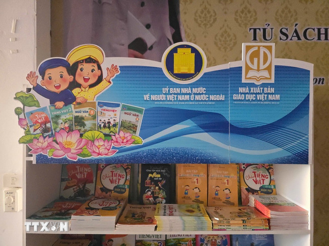 Một góc tủ sách tại Trường tiếng Việt tiểu học Khánh An. (Ảnh: Huy Tiến/TTXVN) ttxvn-tu-sach-tieng-viet-thai-lan-4.jpg