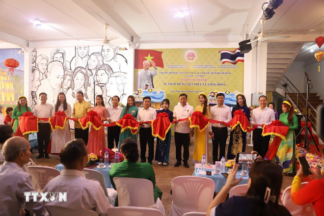 Các đại biểu cắt băng khánh thành khai trương tủ sách tiếng Việt phục vụ cộng đồng tại tỉnh Udon Thani. (Ảnh: Huy Tiến/TTXVN) ttxvn-tu-sach-tieng-viet-thai-lan-3.jpg