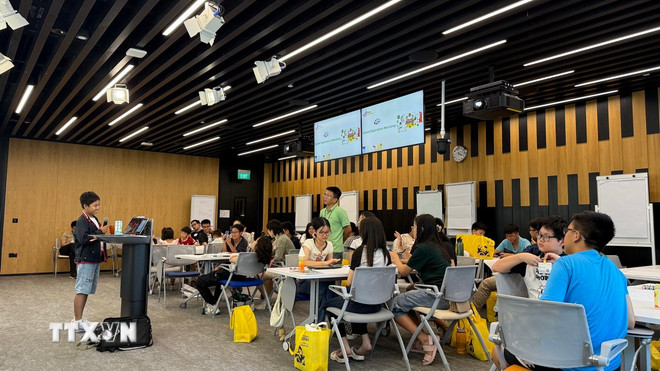 Ngày 15/3/2025, tại Văn phòng Google ở Singapore, Ban Liên lạc Cộng đồng người Việt Nam tại Singapore đã tổ chức buổi trải nghiệm với chủ đề “Trải nghiệm về Trí tuệ Nhân tạo (AI) và An toàn Internet” dành cho các em trong độ tuổi từ 8-16. (Ảnh: TTXVN phát) ttxvn-uom-mam-hoa-hoc-cong-nghe-2.jpg