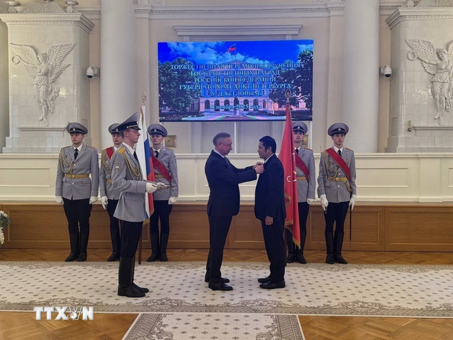 Dr Nguyen Quoc Hung - Naib Presiden Kesatuan Pertubuhan Vietnam di Persekutuan Rusia, baru-baru ini diberi penghormatan untuk menjadi satu-satunya warga asing di Persekutuan Rusia yang dianugerahkan lencana kehormat ttxvn-nguyen-quoc-hung.jpg