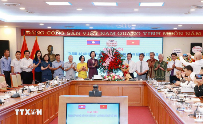 Ms. Vu Viet Trang - General Director of Vietnam News Agency presented flowers to congratulate the Executive Board of the Vietnam-Laos Friendship Association of Vietnam News Agency, July 23, 2023 in Hanoi. (Photo: Phuong Hoa) ttxvn-viet-nam-lao-thong-tan-xa-viet-nam.jpg