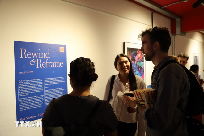 Nhiều khán giả xem triển lãm “Rewind and Reframe” bên ngoài phòng chiếu phim trong lễ khai mạc liên hoan. (Ảnh: Phong Hà/TTXVN) ttxvn-lien-hoa-phim-viet-nam-tai-anh-3.jpg