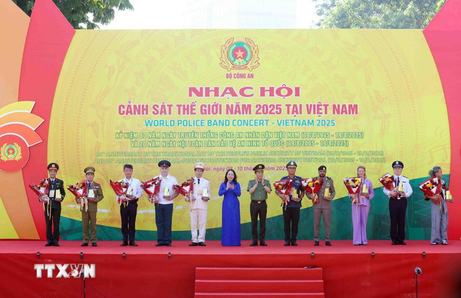 Phó Chủ tịch nước Võ Thị Ánh Xuân và Đại tướng Lương Tam Quang, Bộ trưởng Bộ Công an trao tặng Logo biểu trưng cho các trưởng đoàn tham dự Nhạc hội Cảnh sát thế giới năm 2025 tại Việt Nam. (Ảnh: Phạm Kiên/TTXVN) ttxvn-nhac-hoi-canh-sat-the-gioi-2.jpg