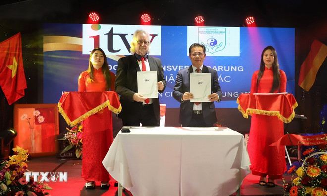 Professor-Doktor Frank Deubler, Präsident des ITW Berlin, unterzeichnete eine Kooperationsvereinbarung mit Associate Professor-Doktor Tran Van Thanh, Direktor des Central Acupuncture Hospital of Vietnam. (Foto: Thu Hang/VNA) ttxvn-tieng-viet-tai-duc-3.jpg