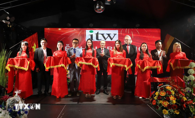 Botschafter Vu Quang Minh (Mitte) und Gäste durchschneiden das Band zur Eröffnung des ITW Lichtenberg. (Foto: Thu Hang/VNA ttxvn-tieng-viet-tai-duc-2.jpg