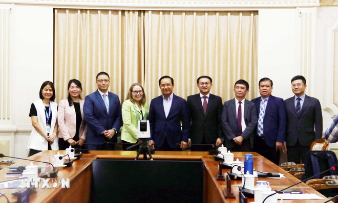 Ông Nguyễn Văn Được (giữa) - Chủ tịch Ủy ban Nhân dân Thành phố Hồ Chí Minh có buổi làm việc với bà Sarah Kemp (thứ tư, trái), Phó Chủ tịch phụ trách Quan hệ Chính phủ quốc tế toàn cầu của Tập đoàn Intel. (Ảnh: Xuân Khu/TTXVN) ttxvn-tphcm-intel-2.jpg