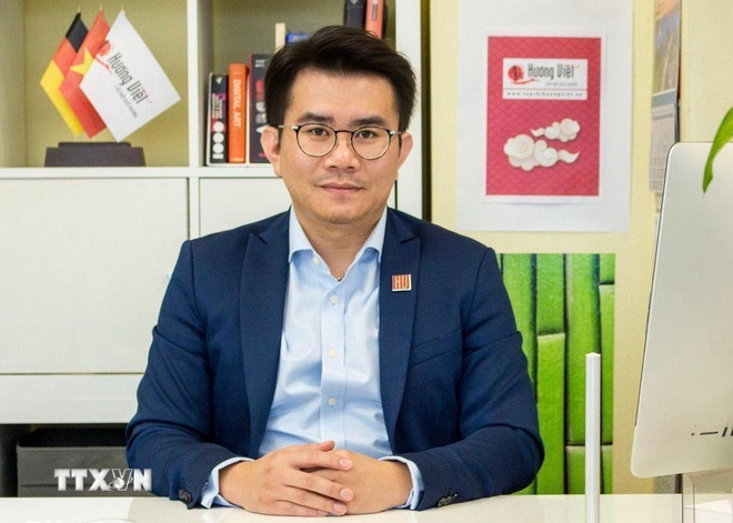 آقای فام خان نام - سردبیر مجله هونگ ویت در جمهوری فدرال آلمان، به خبرنگاران خبرگزاری ویتنام پاسخ میدهد. (عکس: فونگ هوا/VNA) ttxvn-pham-khanh-nam.jpg