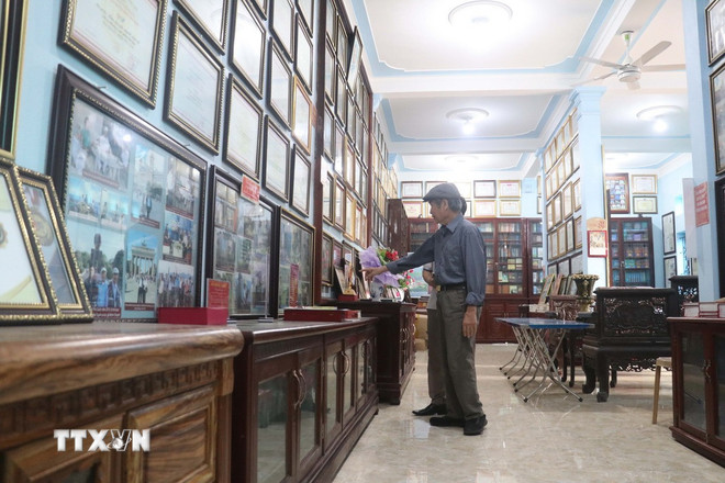 Nhà văn Minh Chuyên giới thiệu các tác phẩm do ông viết tại Bảo tàng Tác phẩm hậu chiến tranh Minh Chuyên. (Ảnh: Vũ Quang/TTXVN) ttxvn-nha-van-minh-chuyen-4.jpg