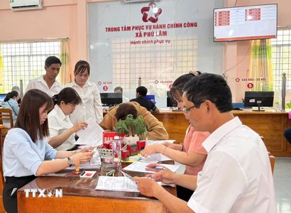 Người dân đến Trung tâm Phục vụ hành chính công xã Phú Lâm (tỉnh An Giang) để thực hiện thủ tục hành chính. (Ảnh: Công Mạo/TTXVN)