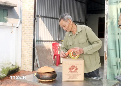 Sản phẩm cá kho Nhân Hậu được đóng gói cẩn thận, có thể vận chuyển xa, rất phù hợp làm quà tặng, quà biếu. (Ảnh: Nguyễn Chinh/TTXVN)