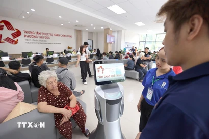 Trung tâm Phục vụ Hành chính công phường Thủ Đức, TP Hồ Chí Minh đưa robot PAN Robotics sử dụng giọng nói (tiếng Việt và tiếng Anh) vào phục vụ và hỗ trợ người dân, tối ưu hóa quy trình giải quyết thủ tục hành chính. (Ảnh: Thanh Vũ/TTXVN)