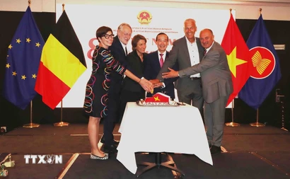 Đại sứ Nguyễn Văn Thảo cùng các quan chức Bỉ, EU cắt bánh mừng 80 năm Quốc khánh Việt Nam. (Ảnh: Hương Giang/TTXVN)